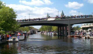 Jubilee Flotilla 2000 Crowd @ Parliment.jpg (27752 bytes)