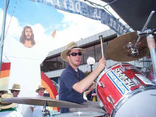 Jubilee Flotilla 2000 Drummer.jpg (34188 bytes)