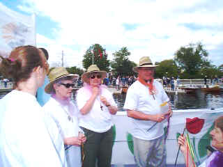 Jubilee Flotilla 2000 Rev Rick & Friends.jpg (29412 bytes)
